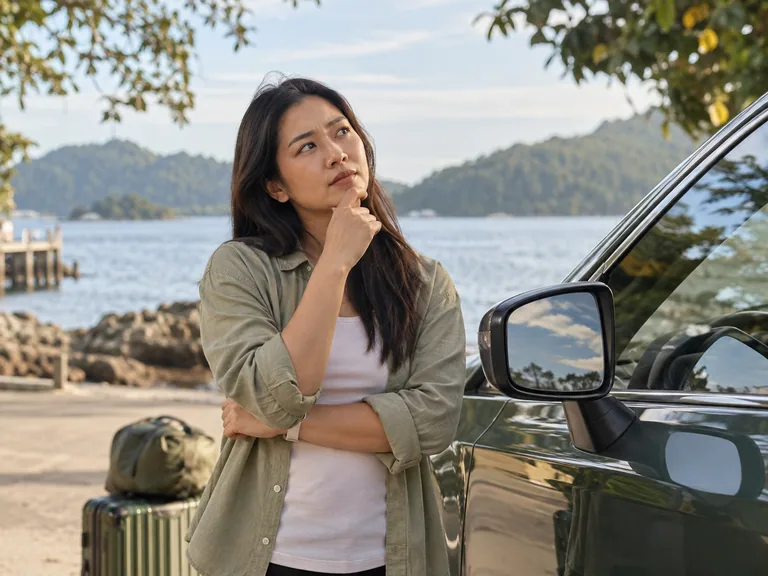 Cermin sisi dan pintu kereta yang diparkir